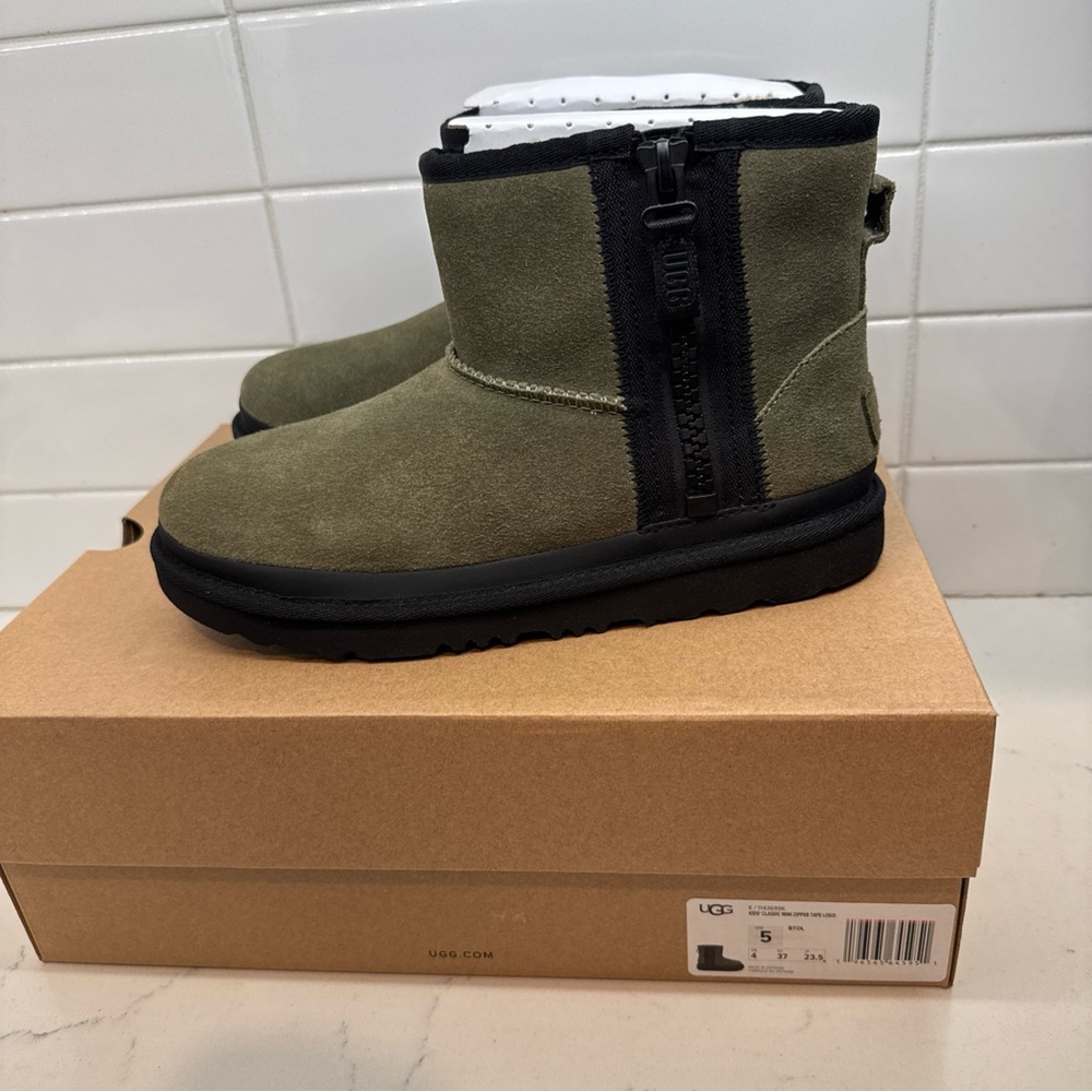 UGG Kids Classic Mini Zip Olive and Black Boots suede girls size 5 youth